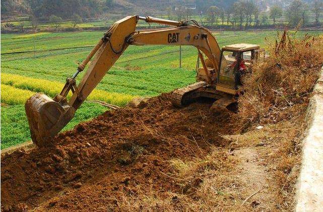 乡村公路迟迟不修怎么办?乡村修路占地不同意行吗?