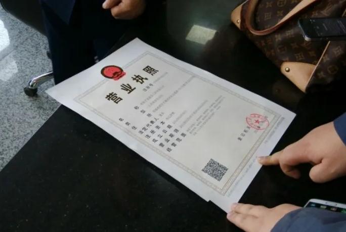 营业执照一年交多少钱?营业执照不年审会自动注销吗?