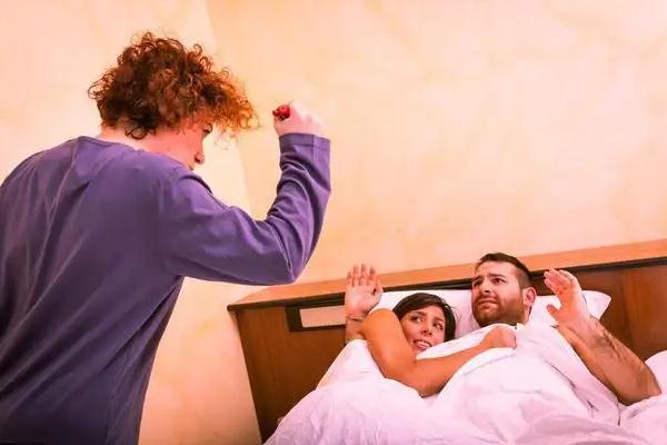 女方婚内出轨有了孩子怎么办?婚内出轨生孩子犯法吗?