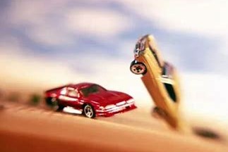 交通事故诉讼时效如何规定？交通事故诉讼律师费由谁承担？