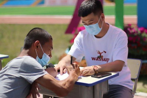 校方拒绝残疾适龄学生入读会受到处罚吗?