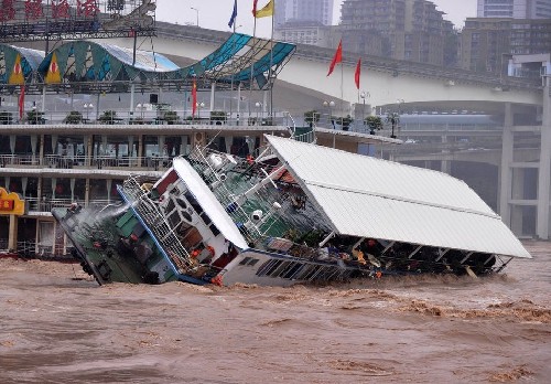 水湍急,导致嘉陵江渝澳大桥水域"周洪渔船鱼"餐饮船副缆断裂出现险情