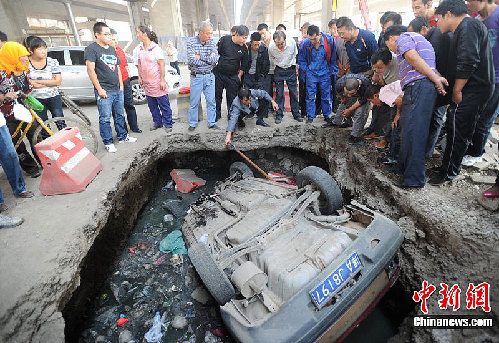 天津路面现大坑 汽车深夜坠入