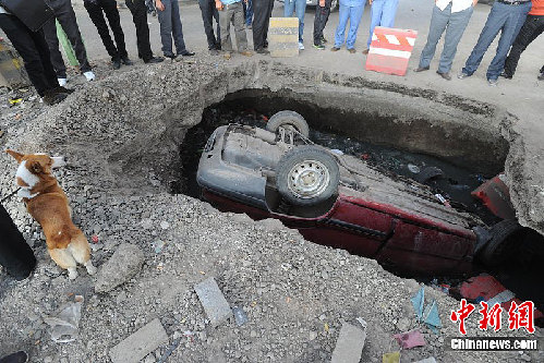 天津路面现大坑 汽车深夜坠入