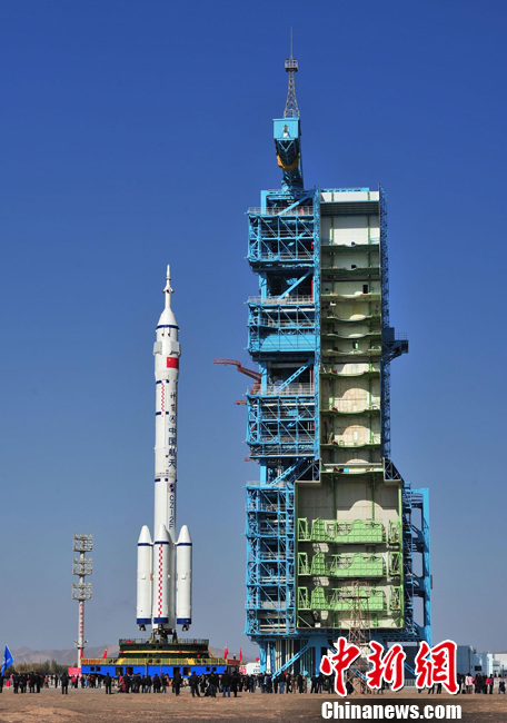 神舟八号船箭顺利完成转运 将于11月初择机发射