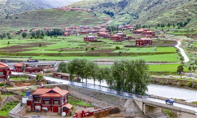 泸州市援建的乡城县洞松乡松通牧民定居点.