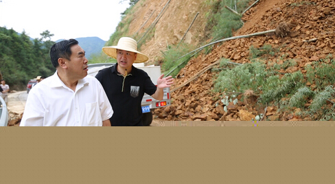 市交通运输局党组书记,局长刘低炉现场指导公路水毁修复工程