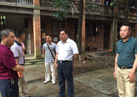 市交通运输局党组书记,局长刘低炉深入市汽车修制厂看望干部职工