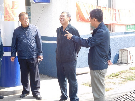 区委副书记政法委书记胡耀刚到张山营站调研检查