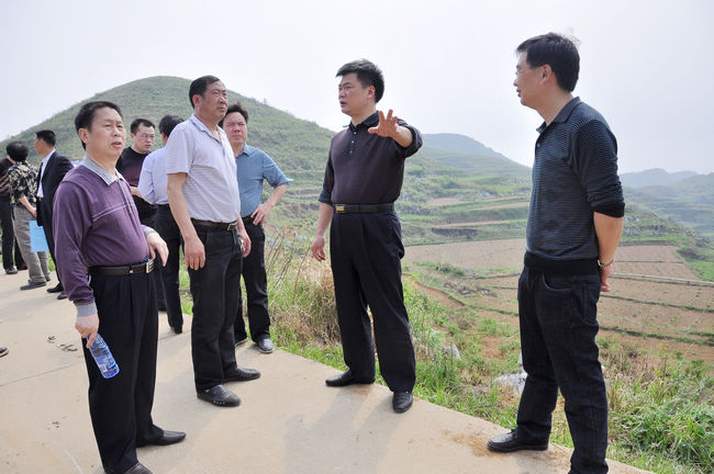 张喜群局长深入冷水江市矿山乡高峰村调研建设扶贫工作