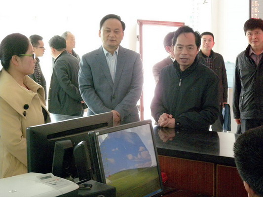 罗平烺调研村党员群众服务中心建设使用工作