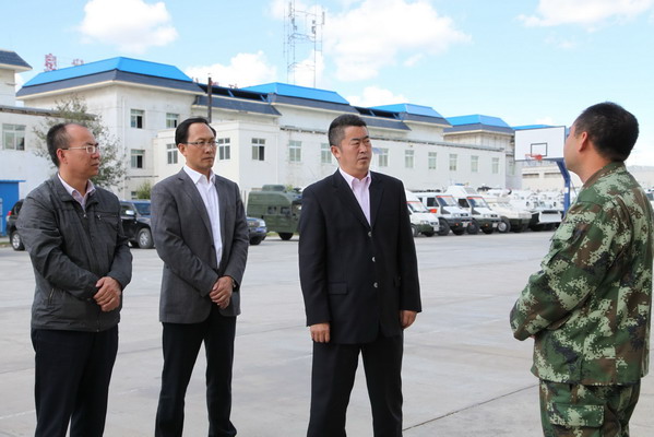 座谈会后,副州长李卫国率相关部门到阿坝县慰问了驻州一线官兵,向他们