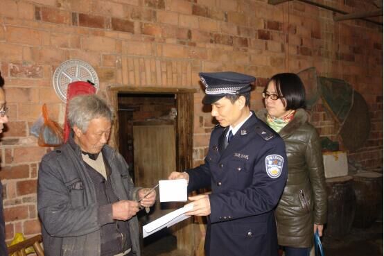 江西省赣西监狱胡波监狱长走访慰问服刑人员特困家庭