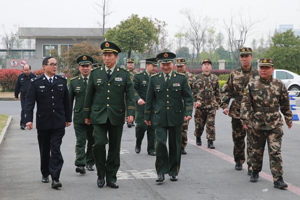 3月21日,武警浙江总队司令员白海滨在武警杭州支队支队长王明华陪同下