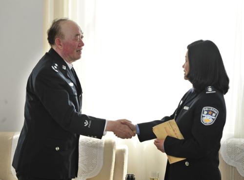 段绪忠副厅长一行深入屯留县局看望慰问公安烈士遗属