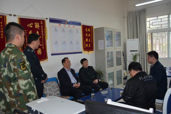 省公安厅雷鸣放巡视员深入汉中开展公安信访调研指导工作