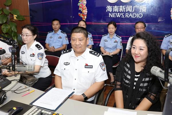 省公安厅副厅长董长青走进海南新闻广播党风政风行风热线直播间