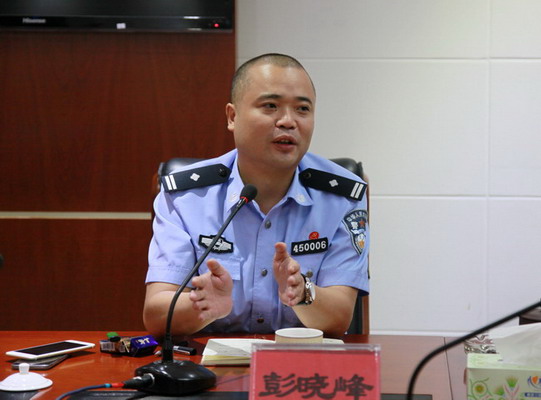 莫建平与研发企业洽谈"智慧警务"建设