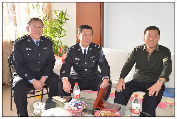 市局纪检委书记刘一凡慰问老干部额日提同志