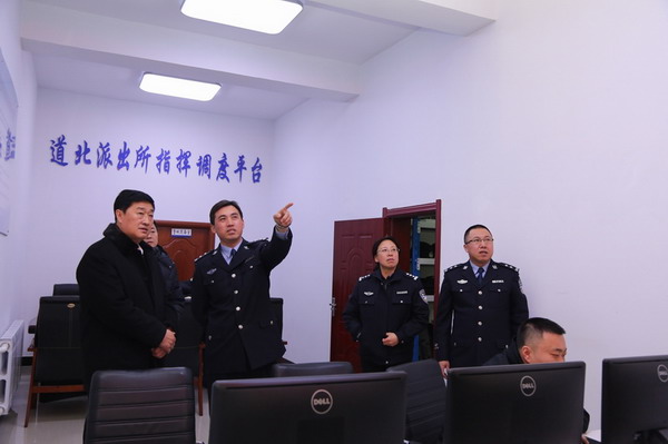 薄立峰深入满洲里道北派出所慰问基层民警
