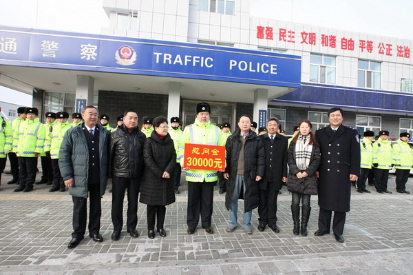 在市局交警支队海拉尔大队办公区,赵立华副书记,王洪舟副市长一行实地