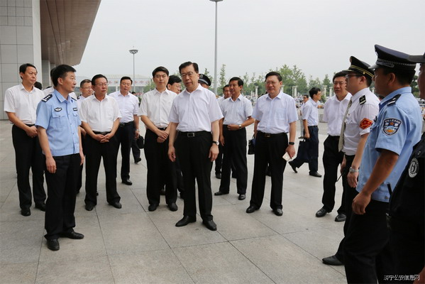 市委常委,政法委书记张辉,市委常委,秘书长李长胜,市公安局政委赵士斌