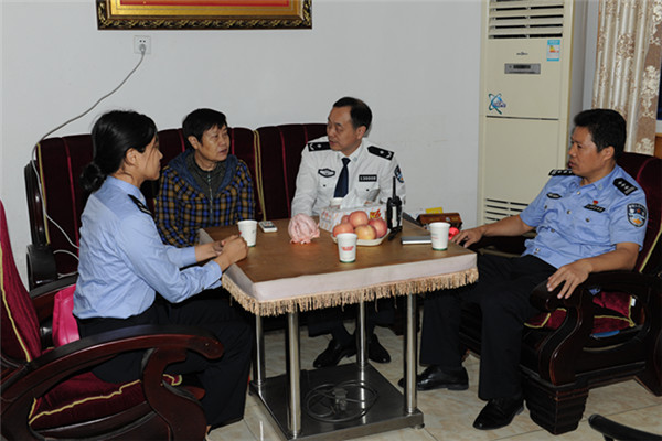 刘明清同志慰问谭静宇烈士遗属