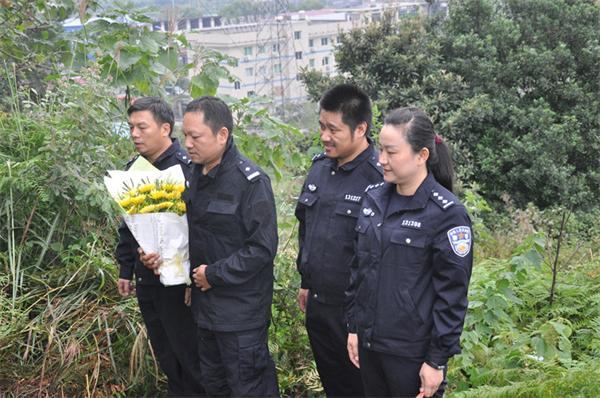 冷水江开展纪念烈士祭扫活动