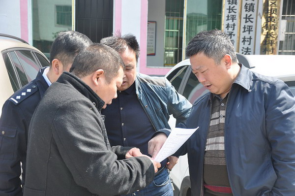 杜智局长深入坝黄镇长坪村开展留守儿童结对帮扶工作