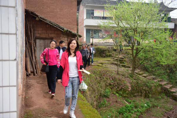 不一样的三八节:女检察官们开展走访慰问贫困妇女儿志愿者服务活