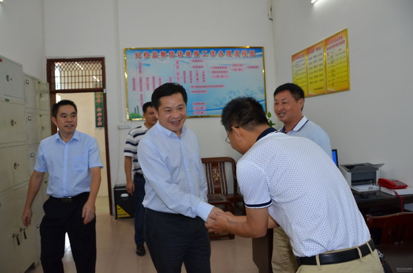 覃荣化到田东调研