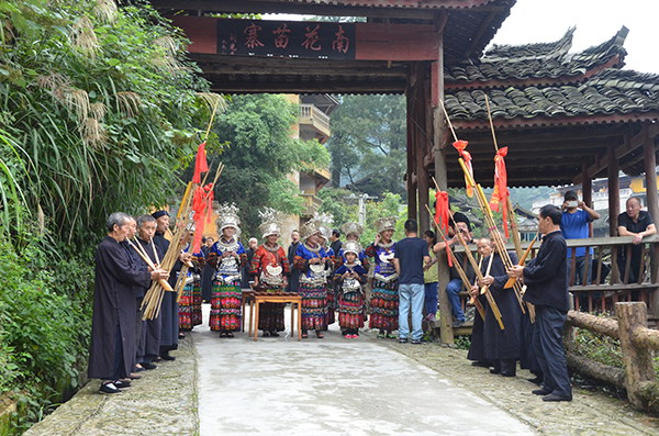 热情好客的苗家人设下拦路酒来迎接客人苗族姑娘盛装迎接远方的客人