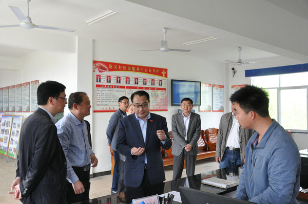 上午,王为明分别到郎溪县十字镇和飞鲤镇,围绕乡镇纪委换届后的"三转"