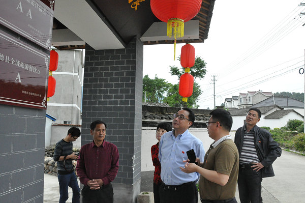 旌德县委常委,县纪委书记黄涛英等陪同.