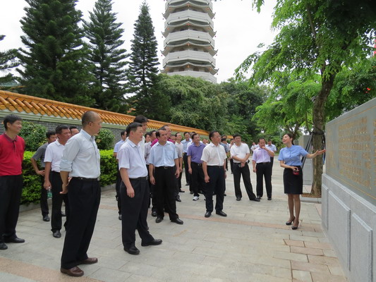 陈小山,温湛滨,关则双等市领导与"三纪班"学员一道参观三廉公园.