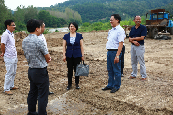 鲍清芬到扶贫攻坚联系点长荣村指导推进精准扶贫工作