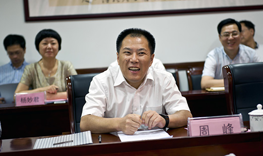 市委常委,市纪委书记周峰陪同调研.