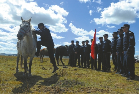 红原断代 一个人的骑警队