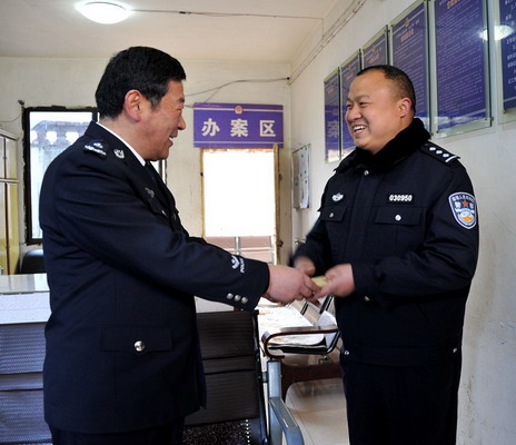 王跃华同志赴赫章县公安局进行走访慰问