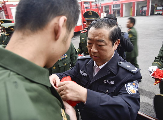 周兵志同志出席消防支队2016年冬季老兵退伍欢送仪式