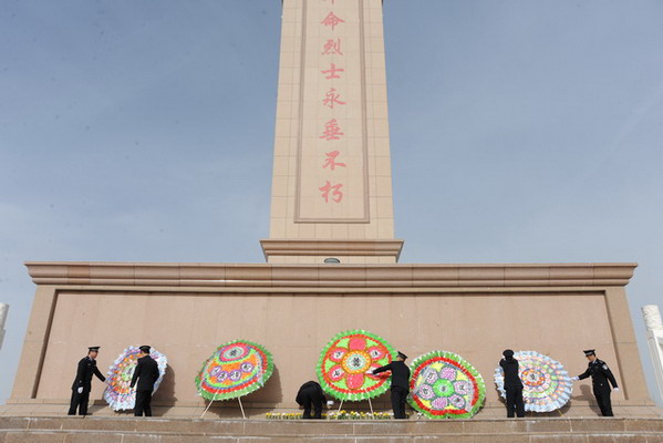 哈密地,市公安局与安全路社区等共建单位开展"缅怀先烈伟绩 建设美好