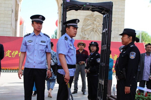 哈密市公安局圆满"情定伊州 甜蜜哈密"集体婚礼大型活动安全保卫工作