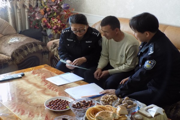 哈密伊州区公安局禁毒大队开展禁毒宣传进家庭活动
