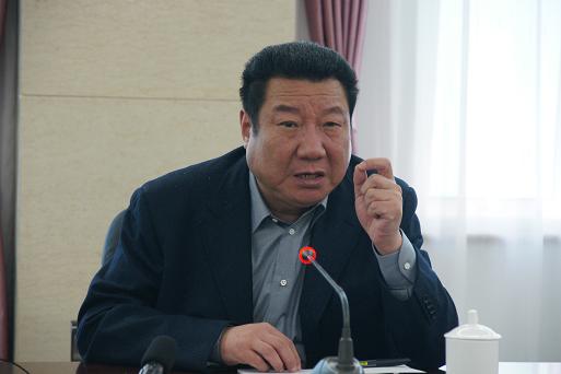 在源汇区干河陈乡综治工作中心,崔新芳详细了解综治工作开展情况,并