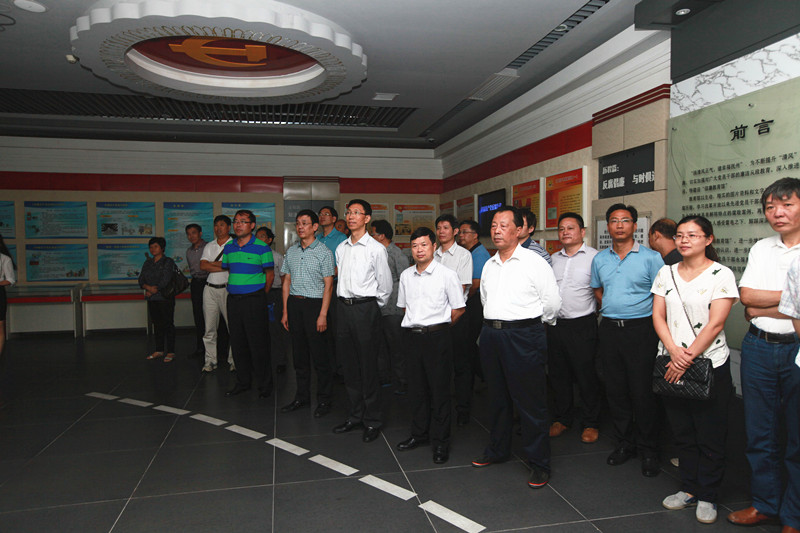 9月29日,省农科院党委书记谢金水,院长马岩波率队领导班子成员及副