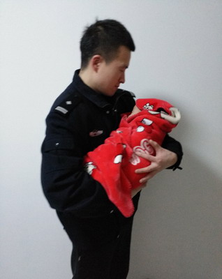 民警寒夜救助弃婴