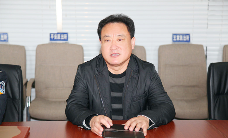 市委政法委调研组组长,市委政法委政治部主任王素侠同志听取汇报并