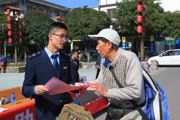 連城縣國稅局攜手縣地稅局,團縣委在街心廣場聯合舉辦大型稅法宣傳