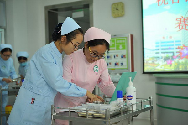 泰安市中心医院举办2015年新入院护士新人秀护理技能大赛