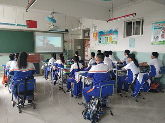 西青道中学组织学生观看影片《厉害了,我的国》 - 天津新闻- 大律师网
